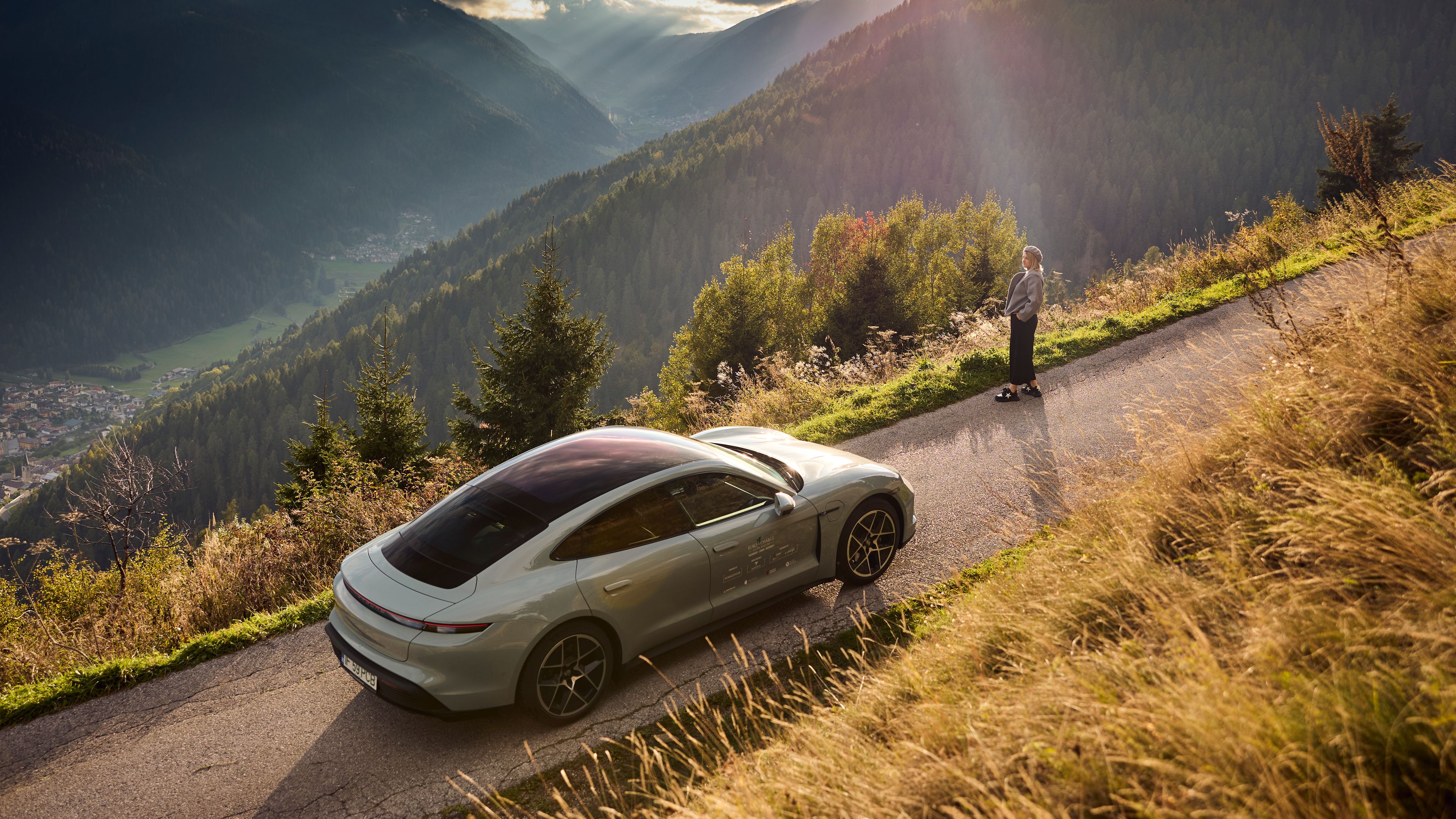 Carro subindo uma montanha por uma estrada