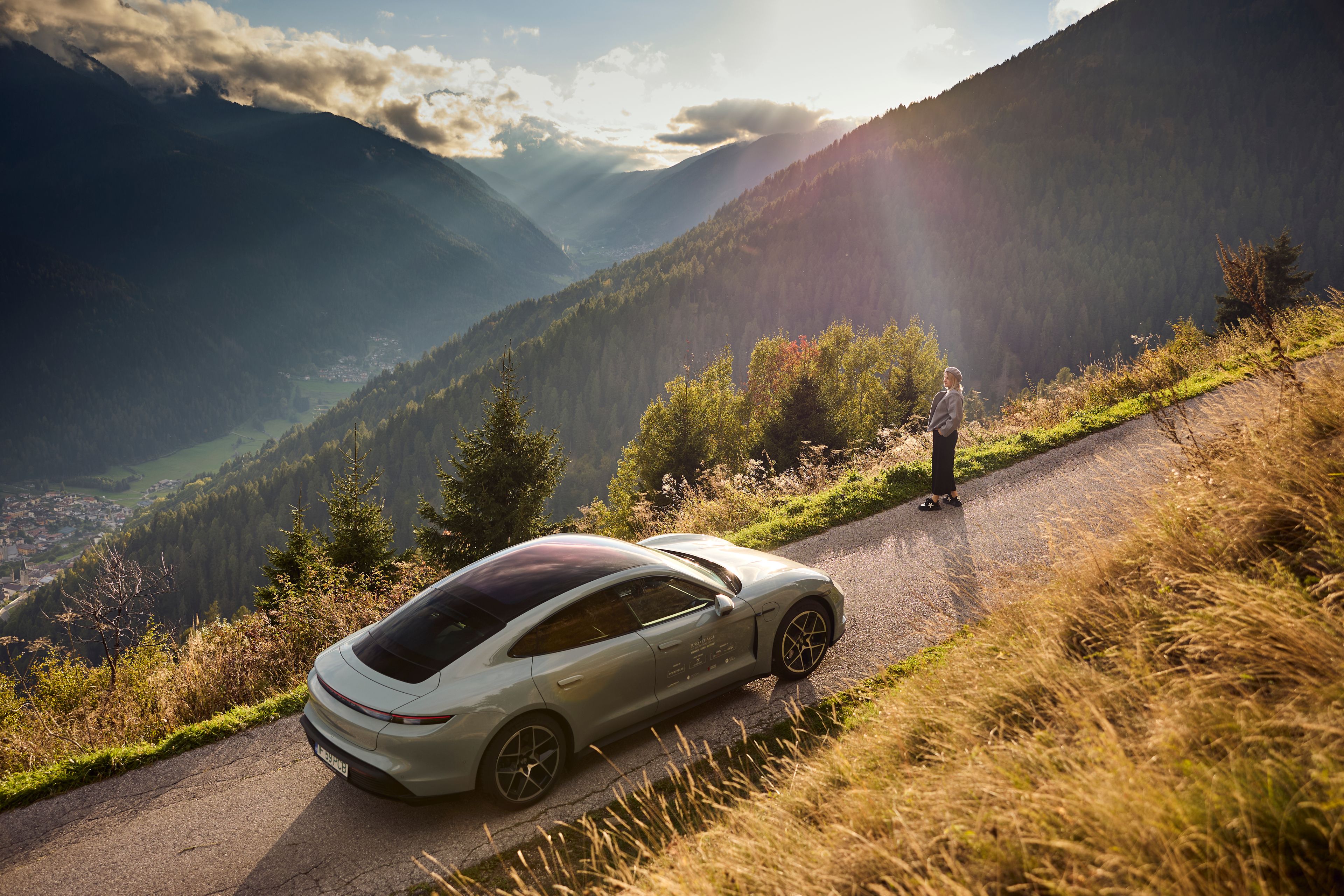 Carro subindo uma montanha por uma estrada