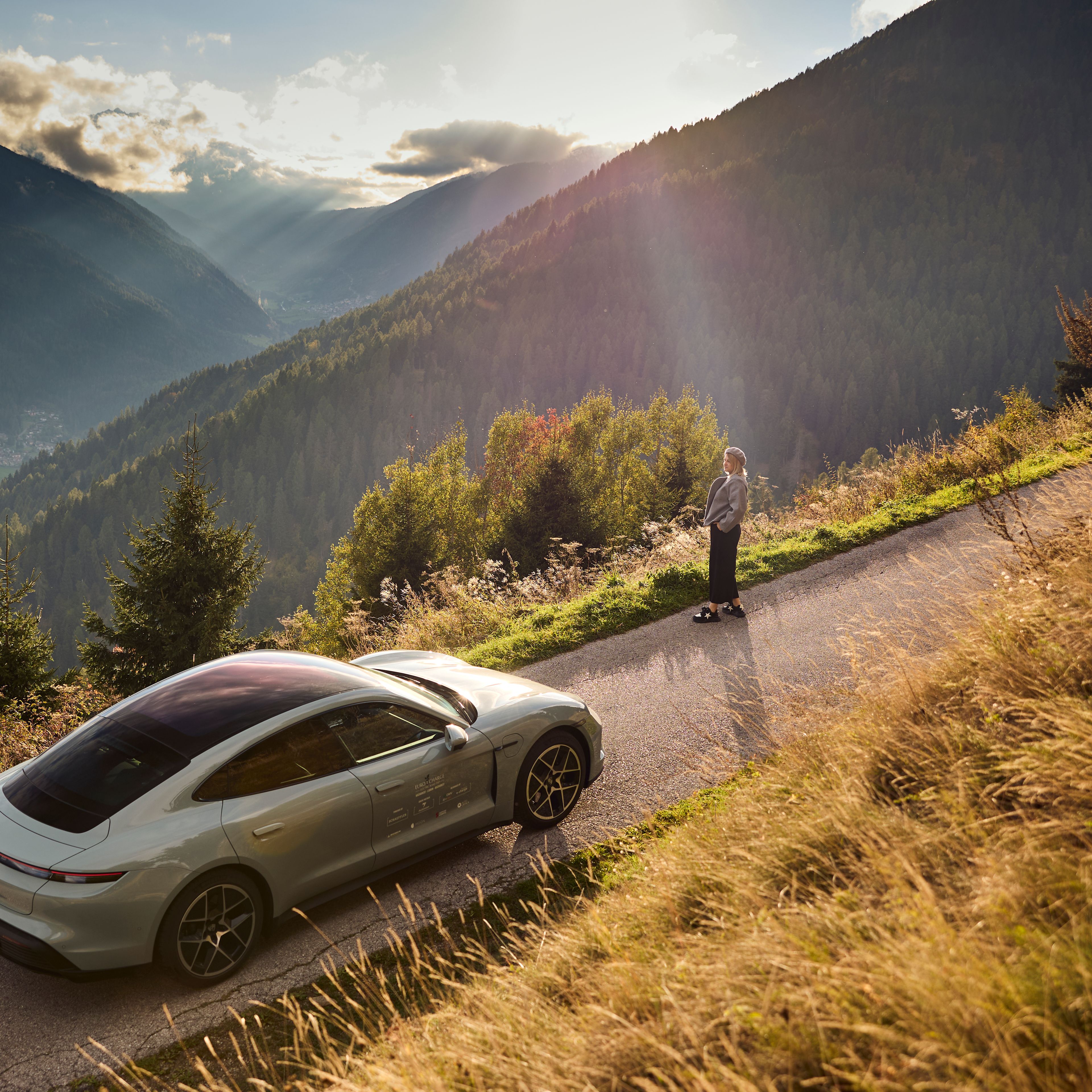 Carro subindo uma montanha por uma estrada
