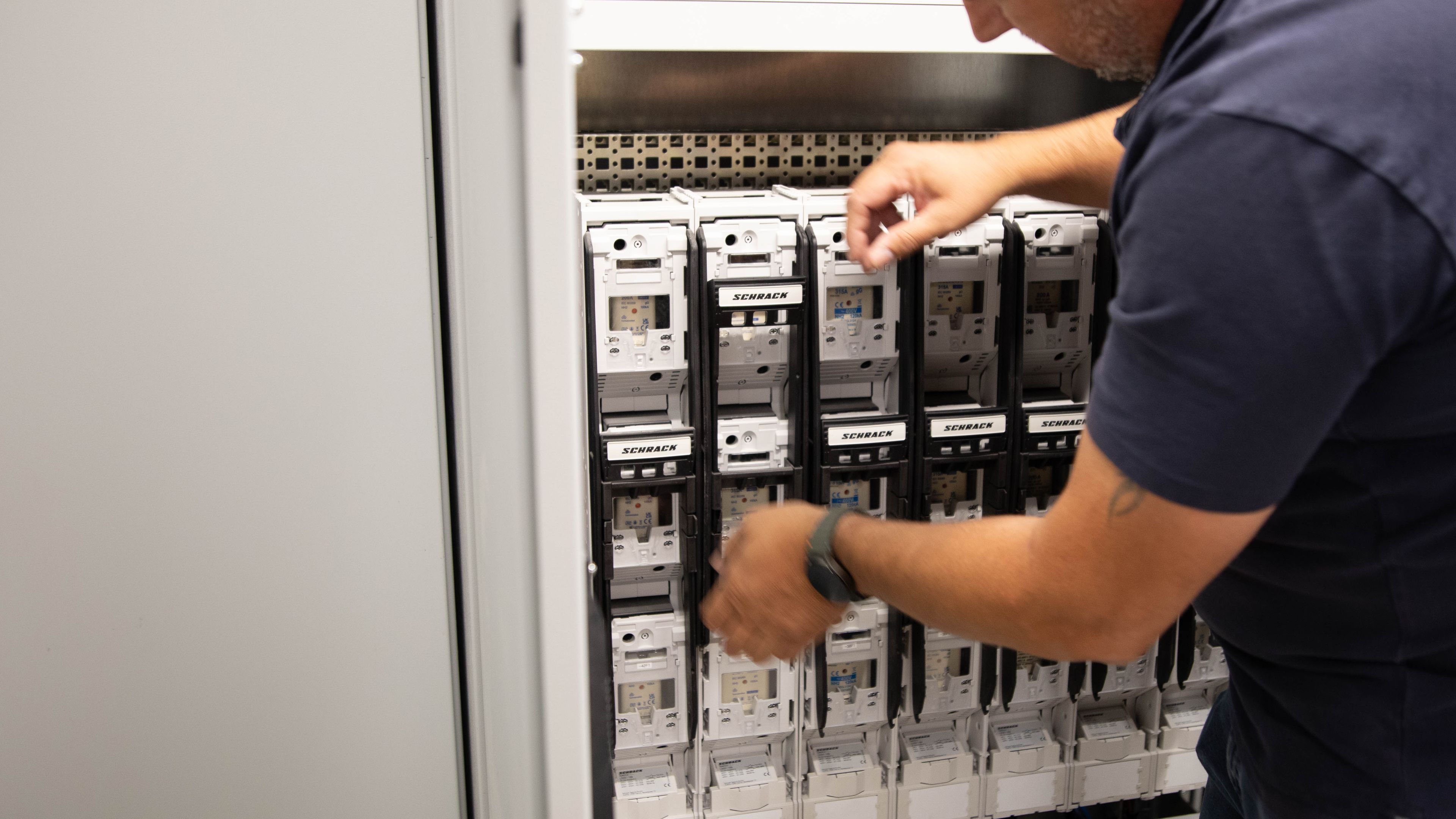 um homem trabalhando no funcionamento interno de uma estação de carregamento rápido HYC 200-400