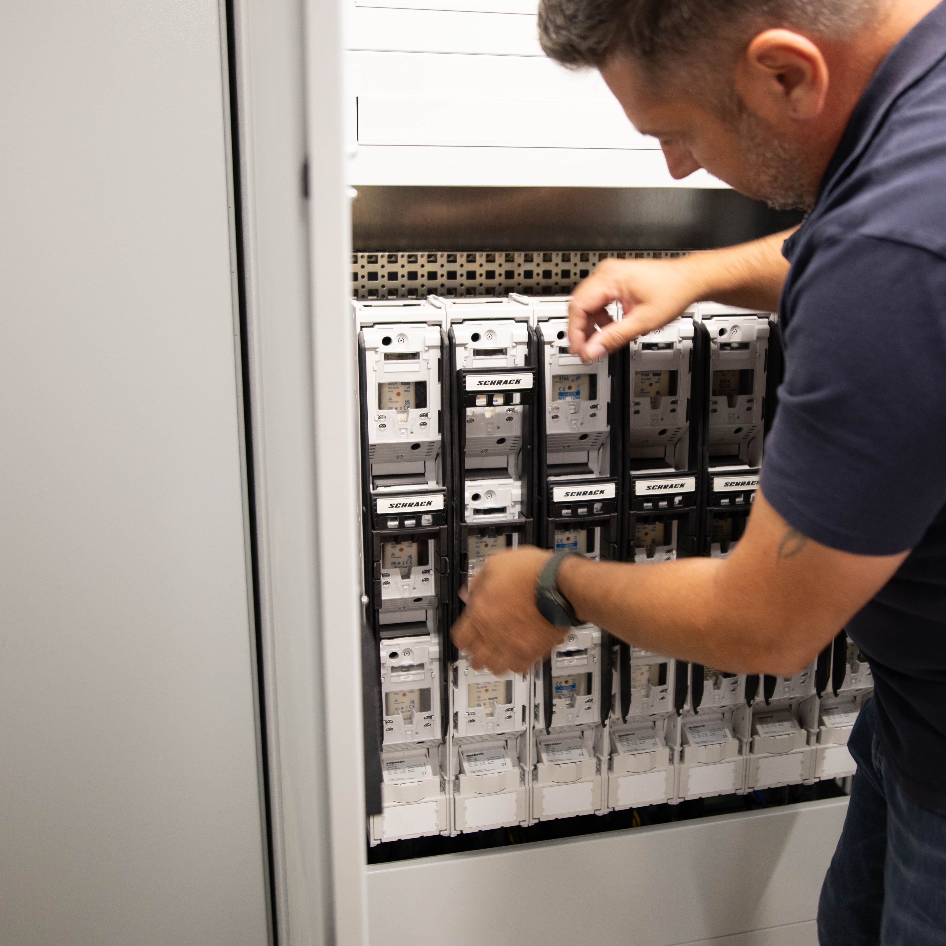 um homem trabalhando no funcionamento interno de uma estação de carregamento rápido HYC 200-400