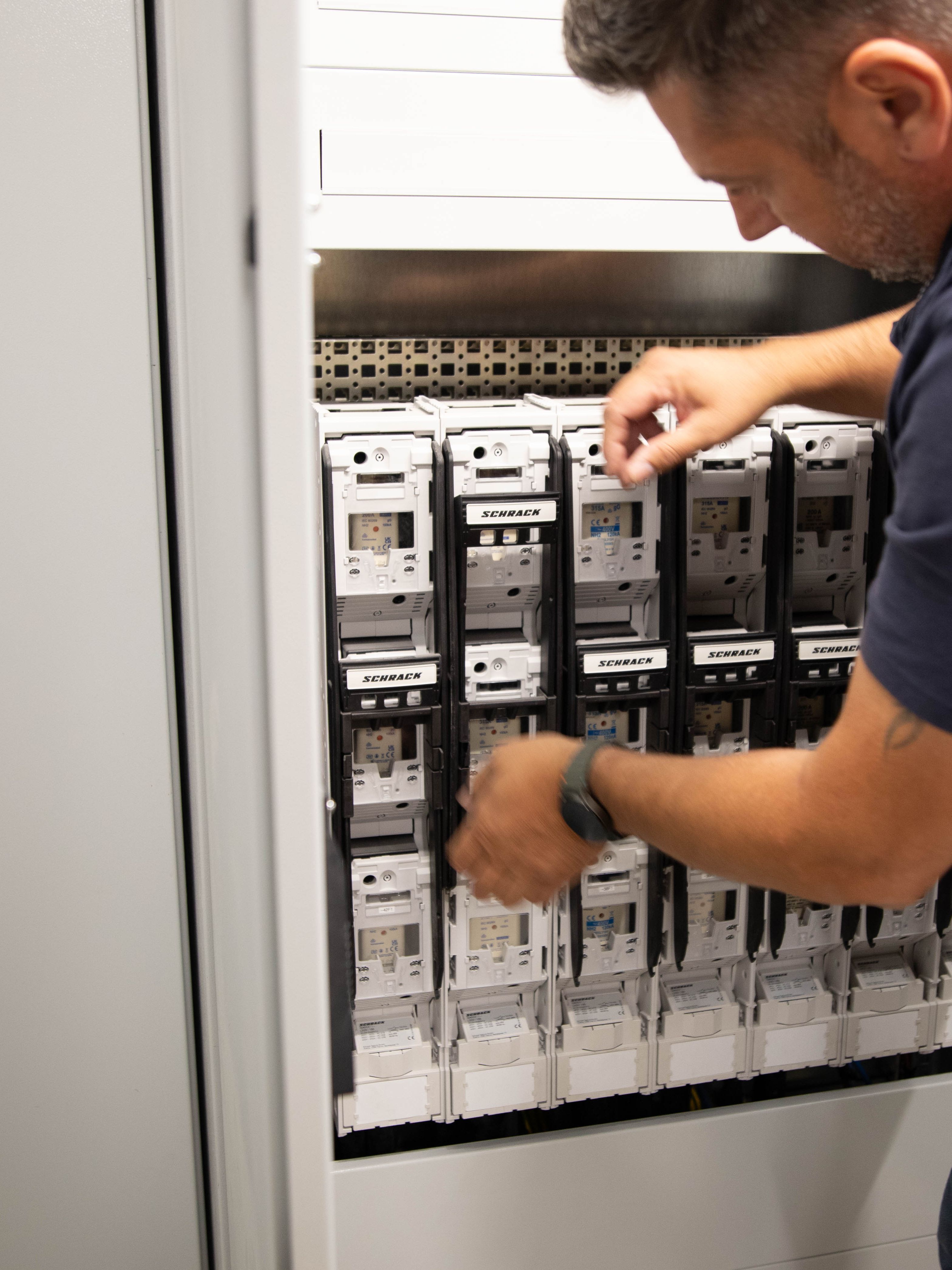 um homem trabalhando no funcionamento interno de uma estação de carregamento rápido HYC 200-400