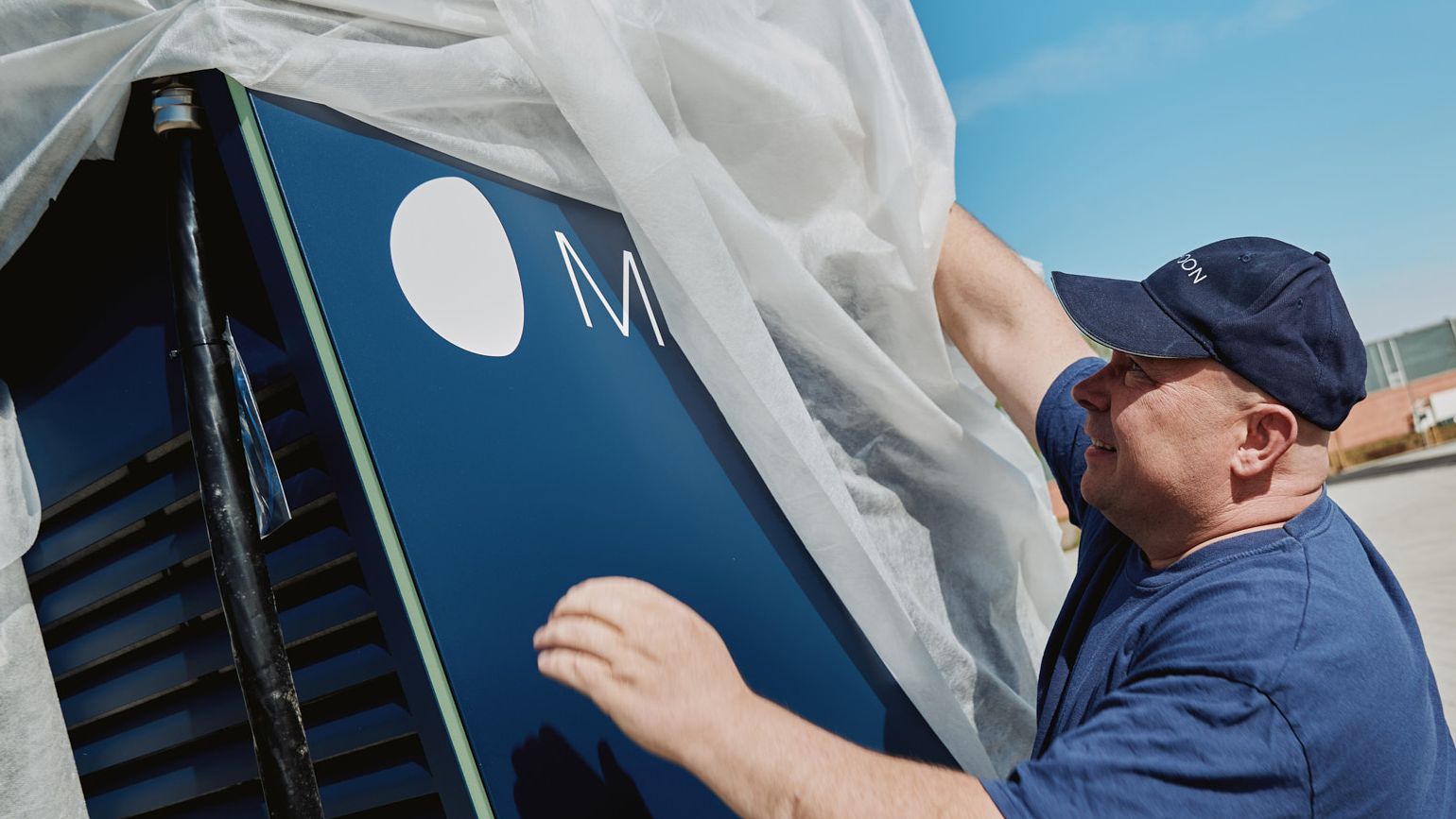 Um homem desembala um carregador de energia