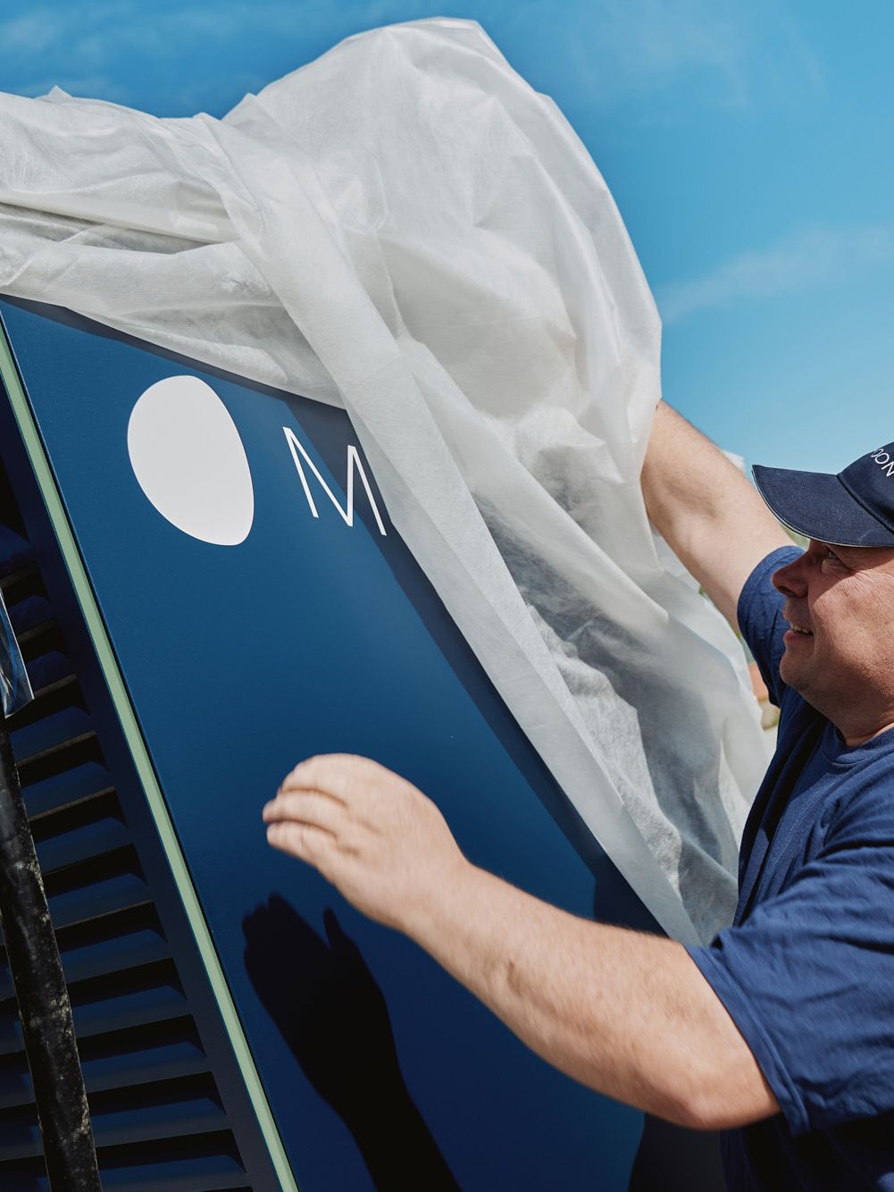 Um homem desembala um carregador de energia