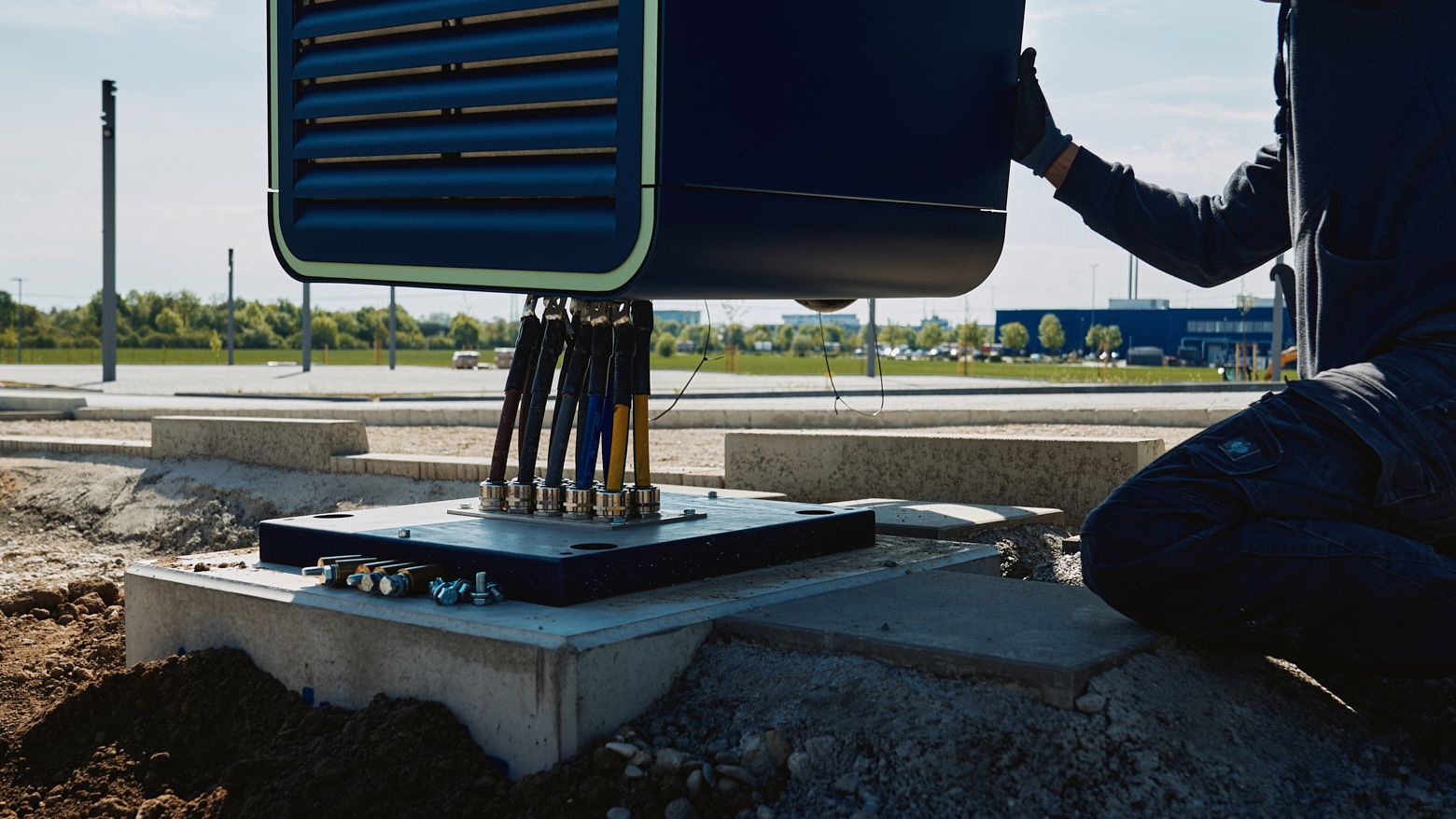 um homem montando um POWER Charger