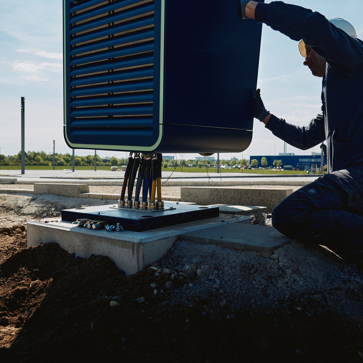 um homem montando um POWER Charger