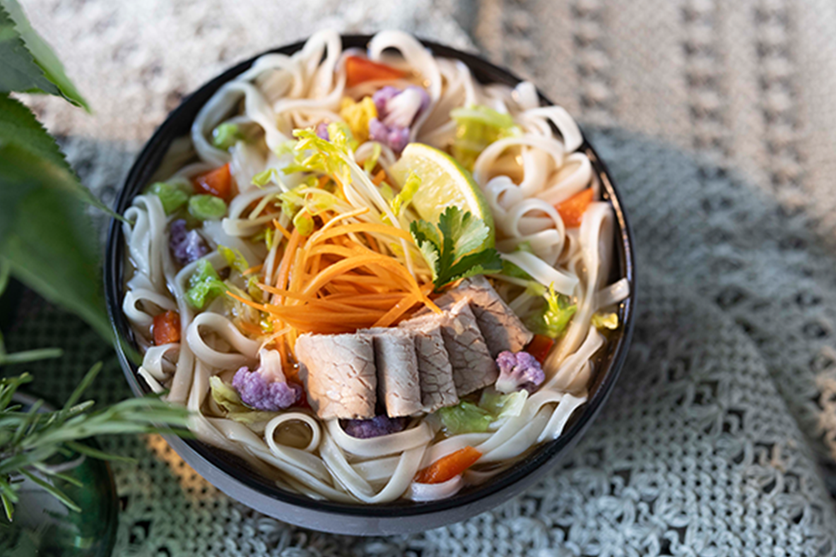 Nudelbowl mit Fleisch und Gemüse