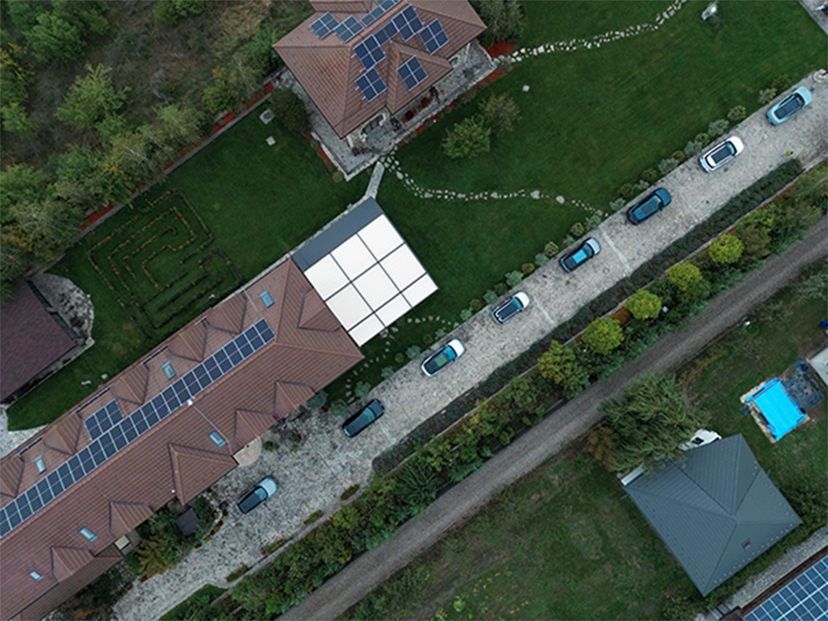 Casa com sistema fotovoltaico no telhado visto de cima