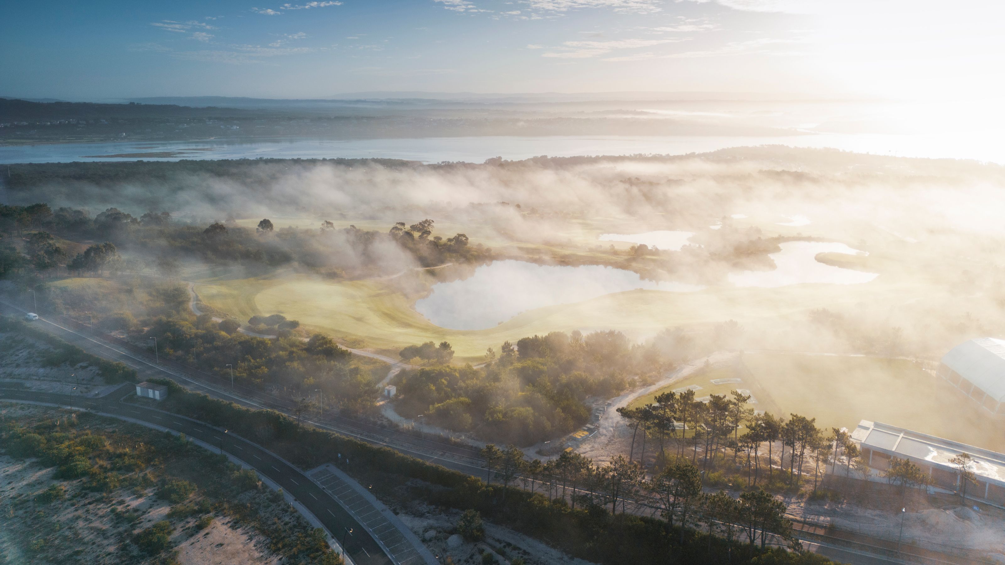 Paisagem com lagos e nuvens