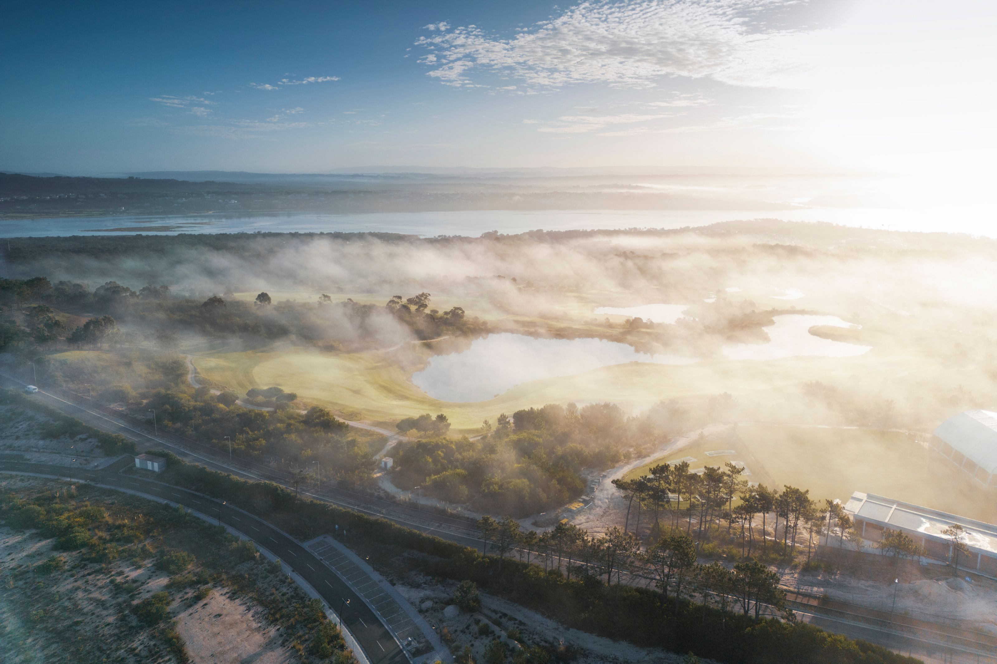 Paisagem com lagos e nuvens
