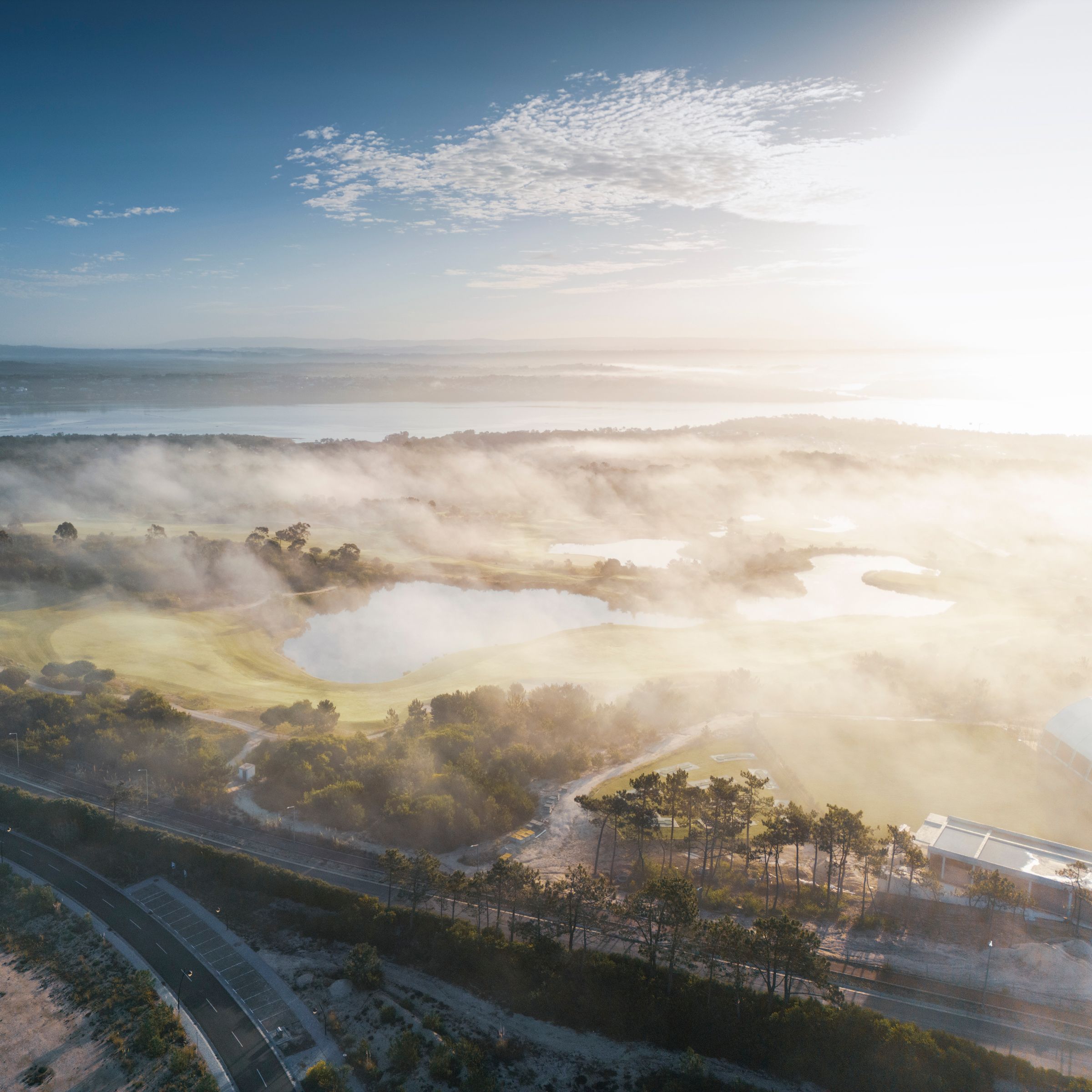 Paisagem com lagos e nuvens