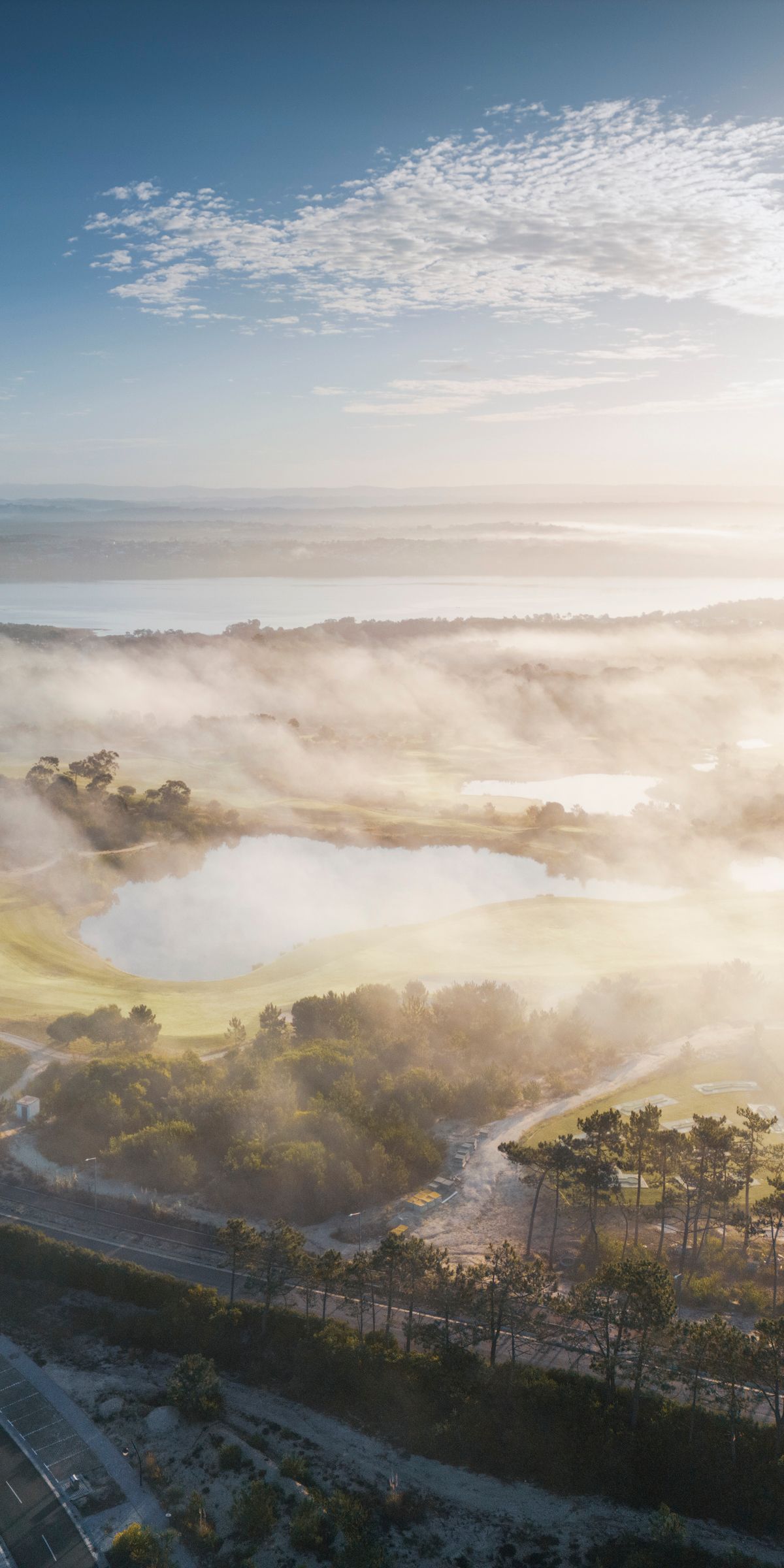 Paisagem com lagos e nuvens