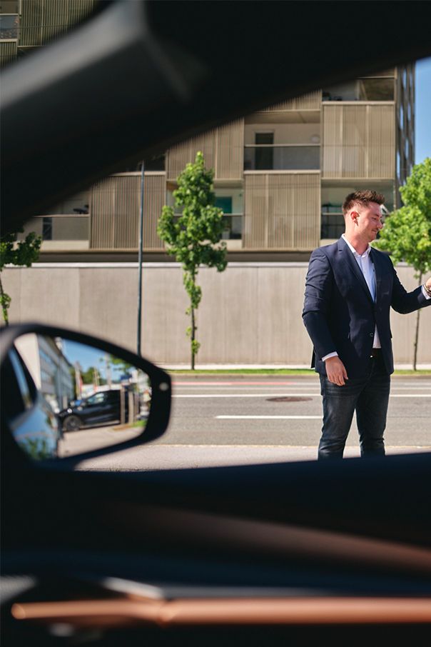 A pessoa paga com cartão em uma estação de carregamento