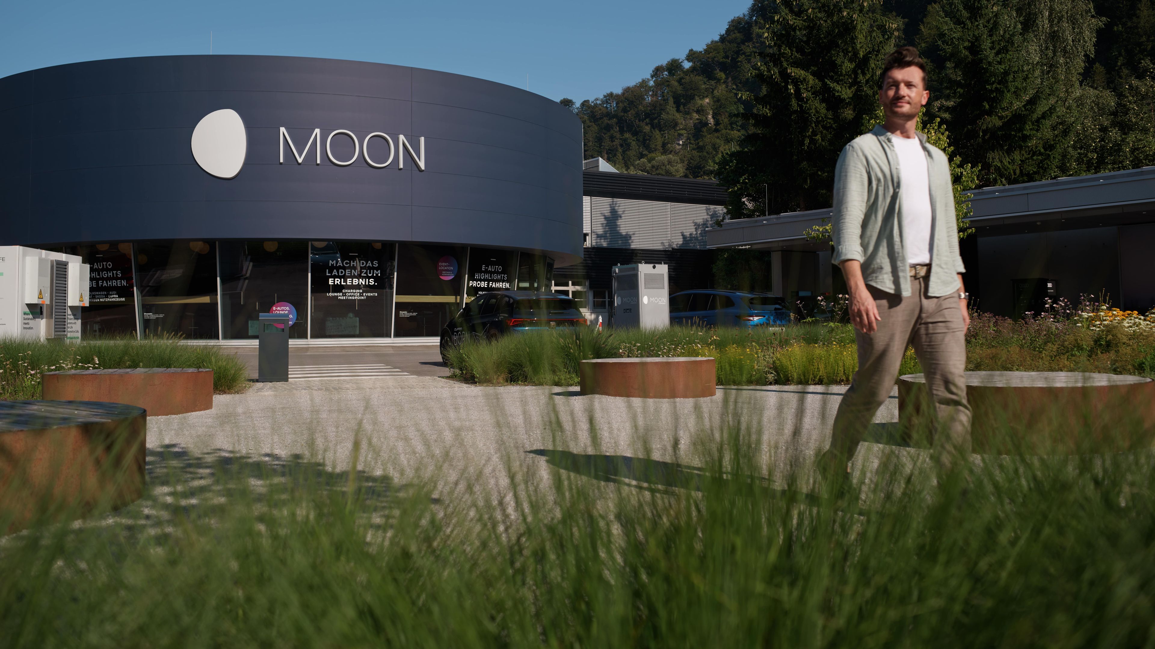 Mann vor der MOONCITY 