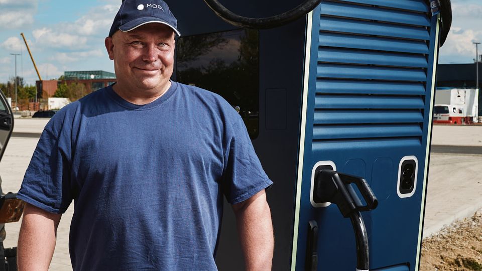 Um homem está em frente ao POWER Charger