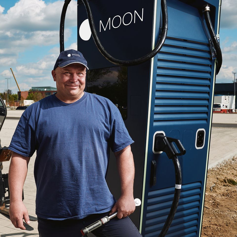 Um homem está em frente ao POWER Charger