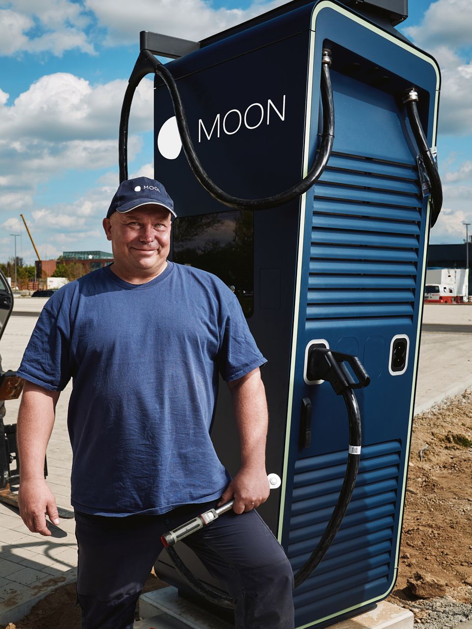 Um homem está em frente ao POWER Charger