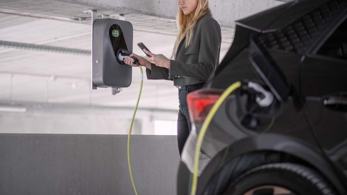 MOON Charger INCH Pro carregando um carro