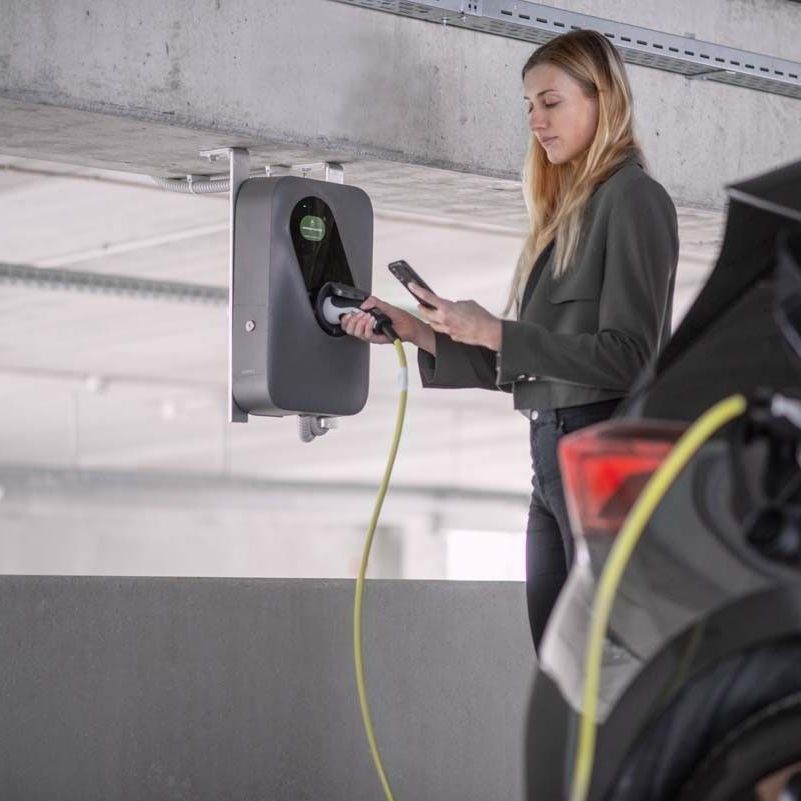 MOON Charger INCH Pro carregando um carro