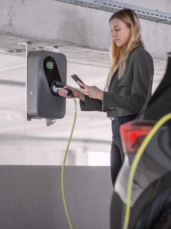 MOON Charger INCH Pro carregando um carro