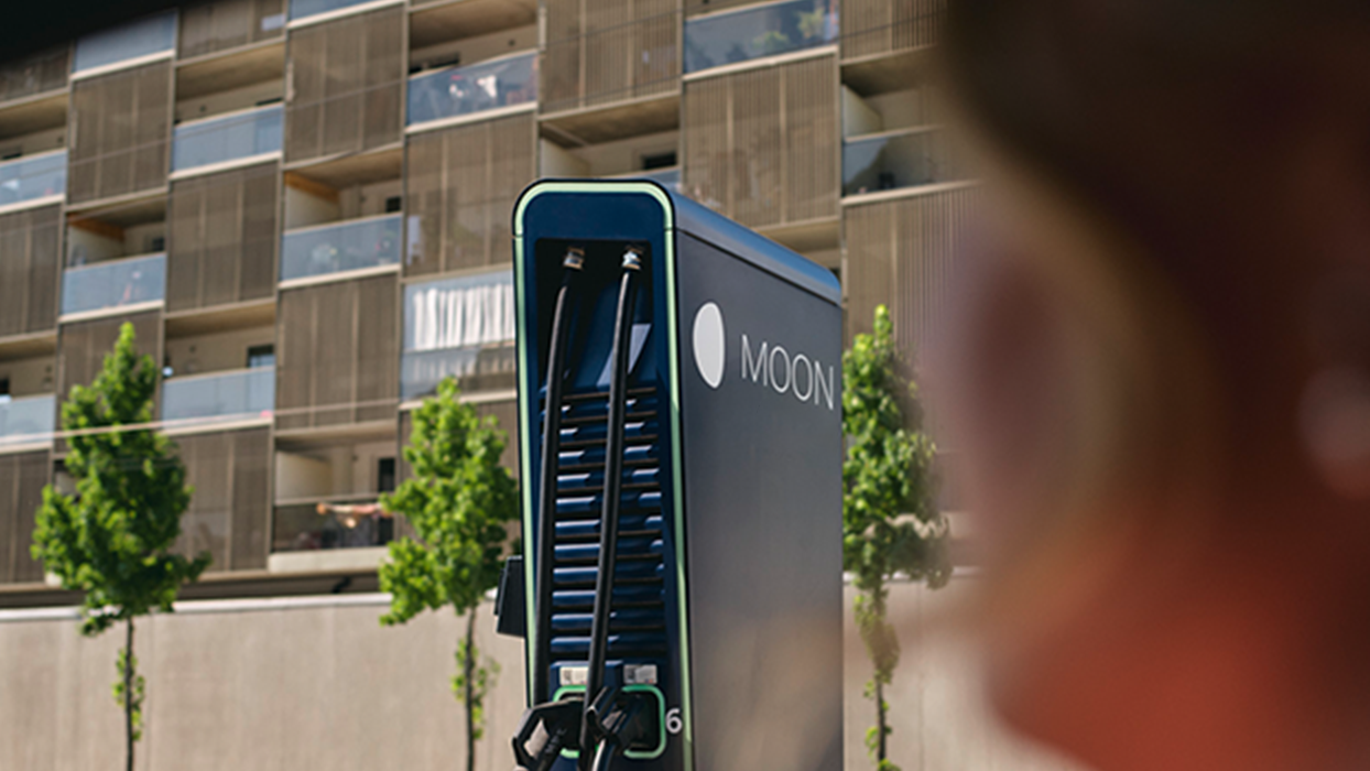 Estação de recarga em frente a uma rua