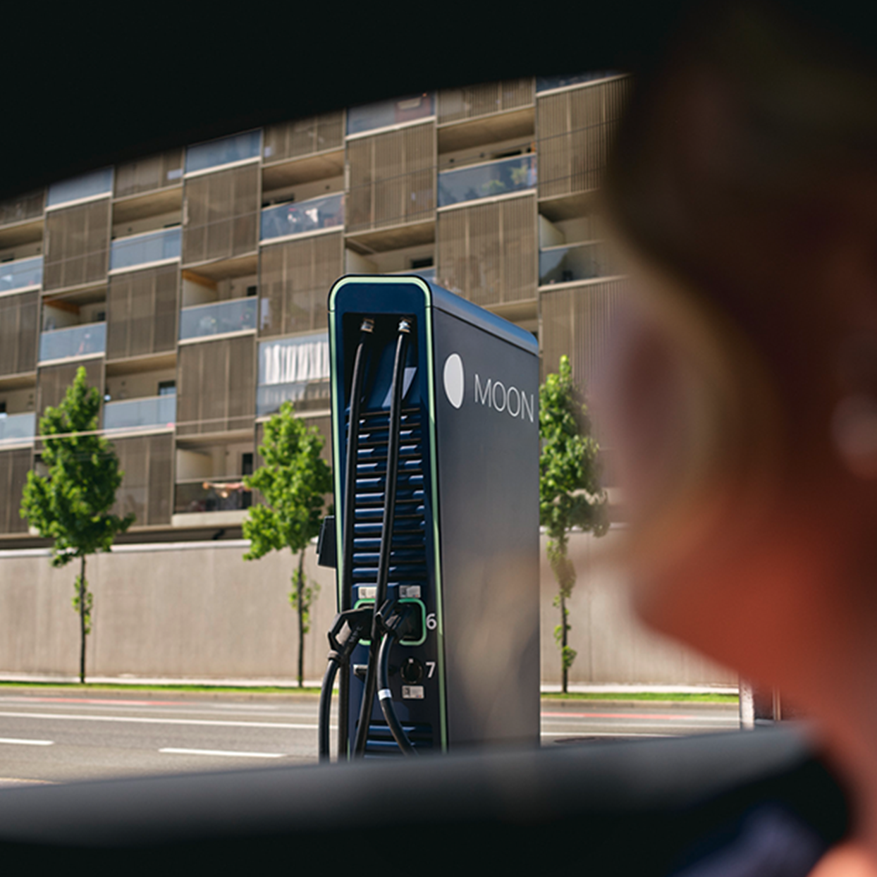 Estação de recarga em frente a uma rua