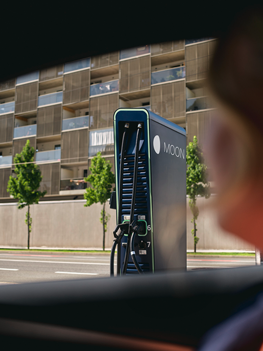 Estação de recarga em frente a uma rua