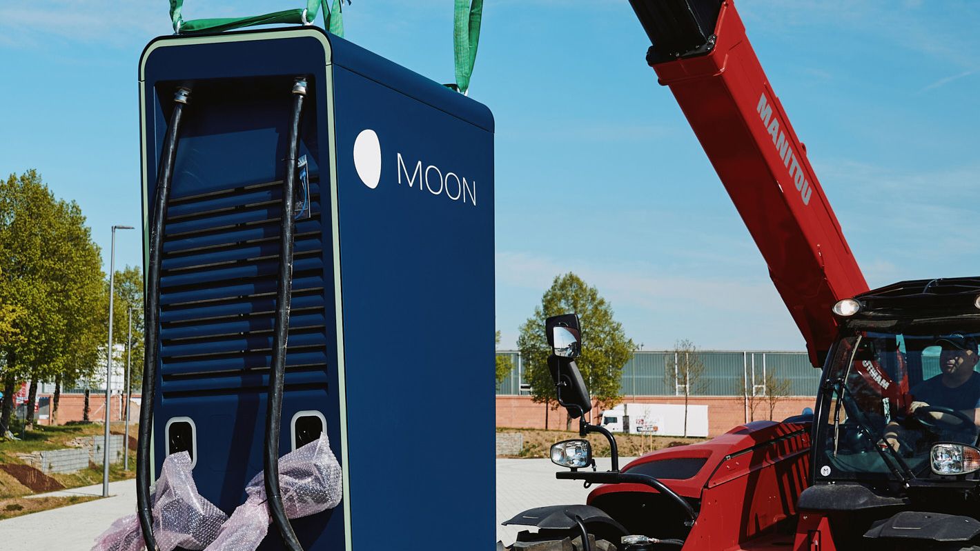 um homem transporta um POWER Charger