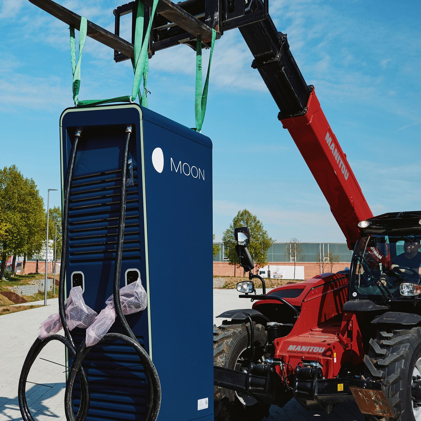 um homem transporta um POWER Charger