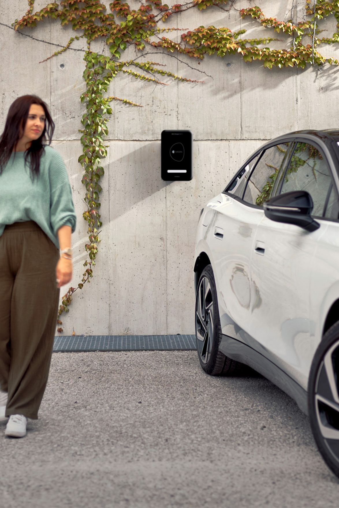 MOON POWER BiDi Charger an der Wand hinter einem Auto